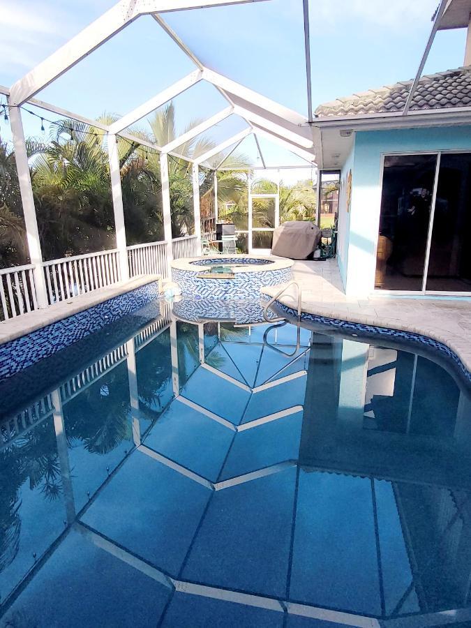 Cape Paradise B & B - Your Luxury Tropical Retreat ケープコーラル エクステリア 写真